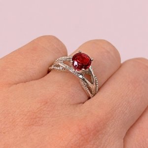 Anillo solitario de compromiso con cubic Rubí de Plata 925